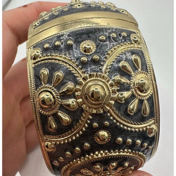 Amedeo 14k gold plated black enamel genuine carved shell cameo bangle bracelet - Picture 8 of 9